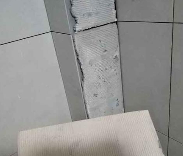 海城瓷砖空鼓维修公司分享下厨房瓷砖脱落的补救措施。